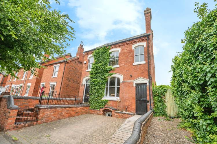 3 bedroom detached house