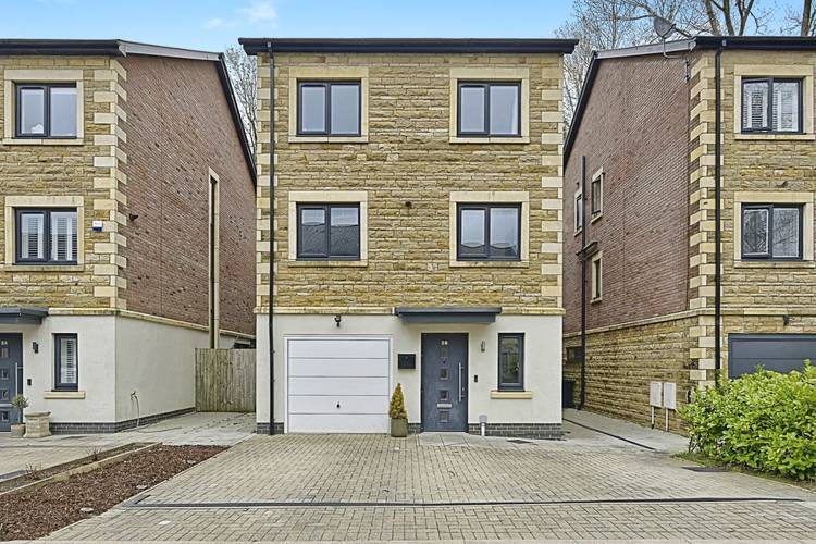 5 bedroom detached house