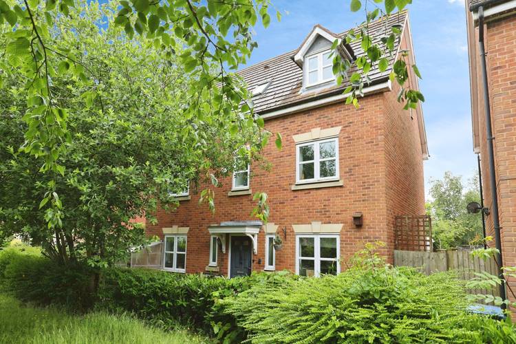 5 bedroom detached house