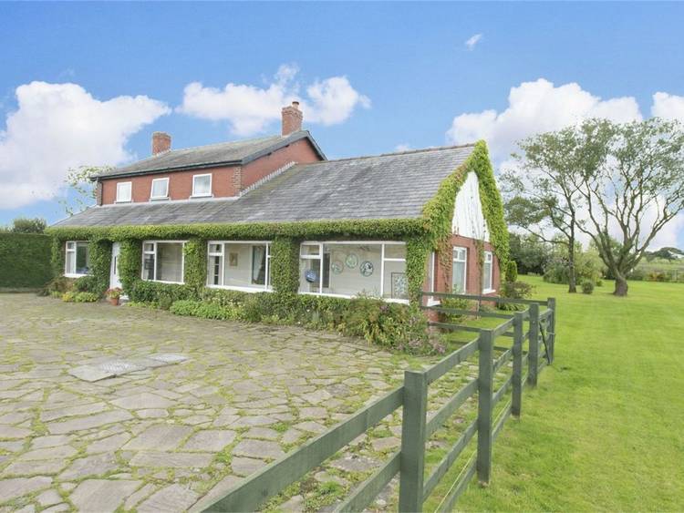 6 bedroom detached house