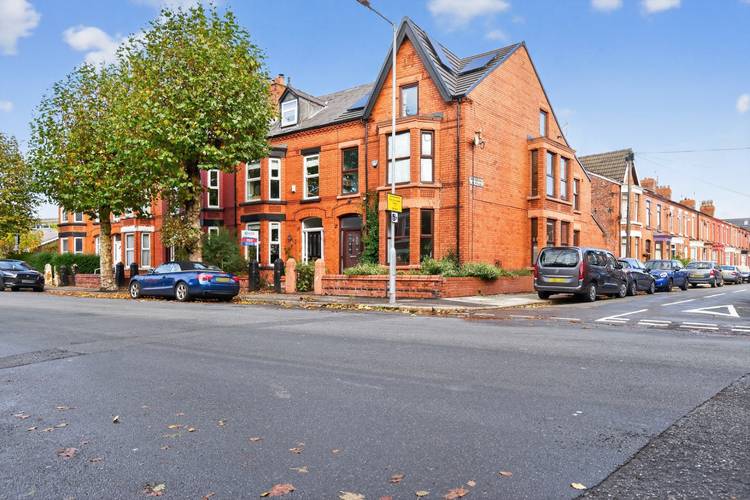 5 bedroom end of terrace house