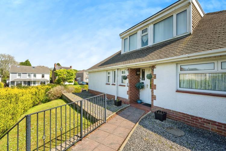 5 bedroom detached bungalow