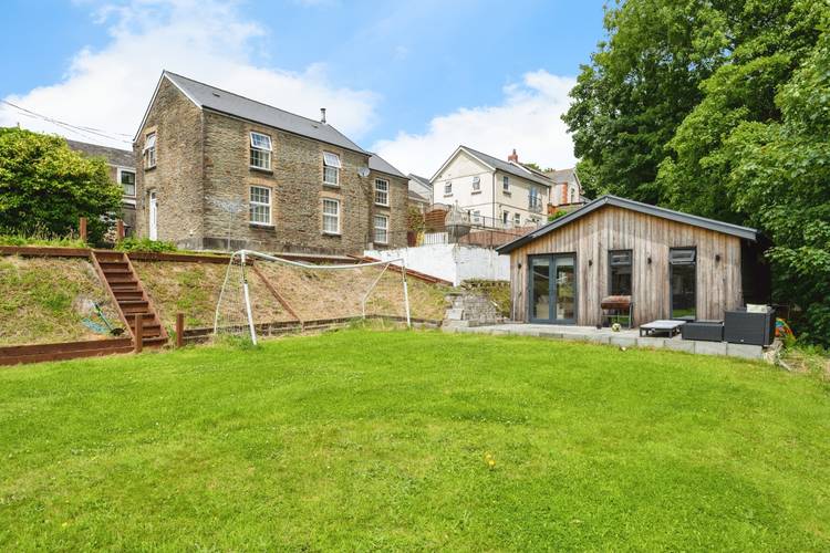 4 bedroom detached house