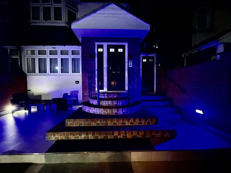 6 bedroom end of terrace bungalow