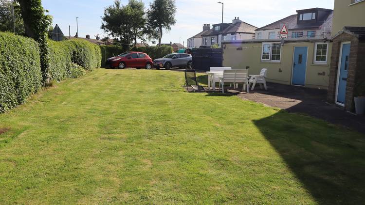 6 bedroom detached house