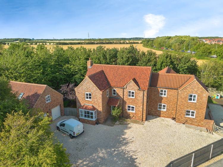 5 bedroom detached house