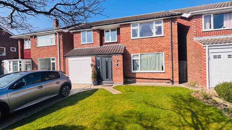 5 bedroom detached house