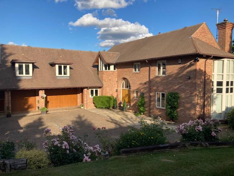 5 bedroom detached house