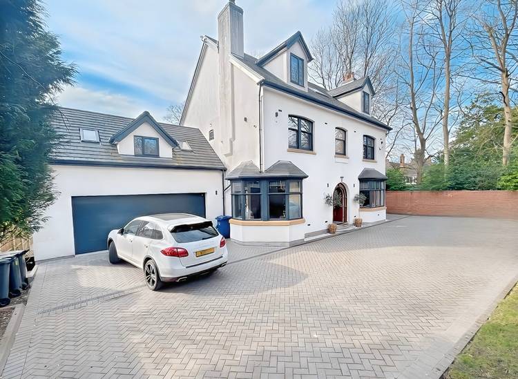 5 bedroom detached house