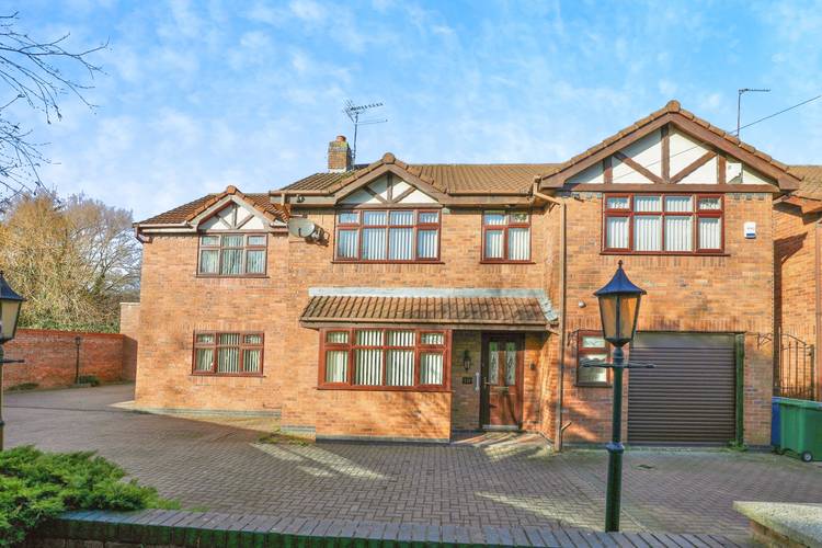 5 bedroom detached house