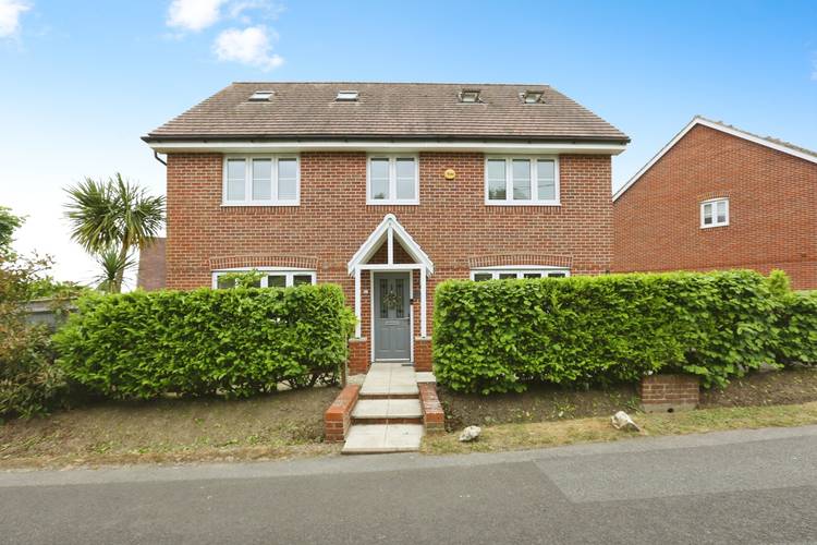 5 bedroom detached house