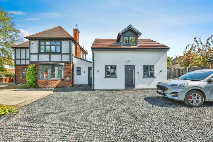 5 bedroom detached house