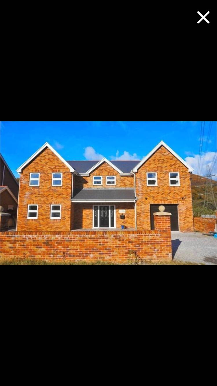 5 bedroom detached house
