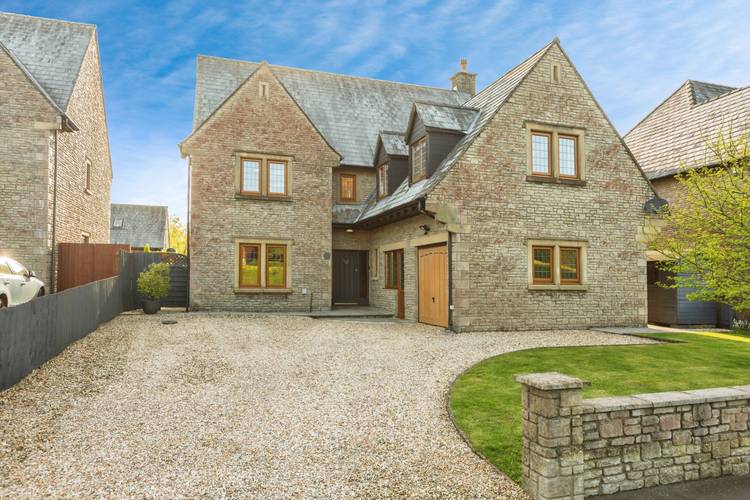 5 bedroom detached house