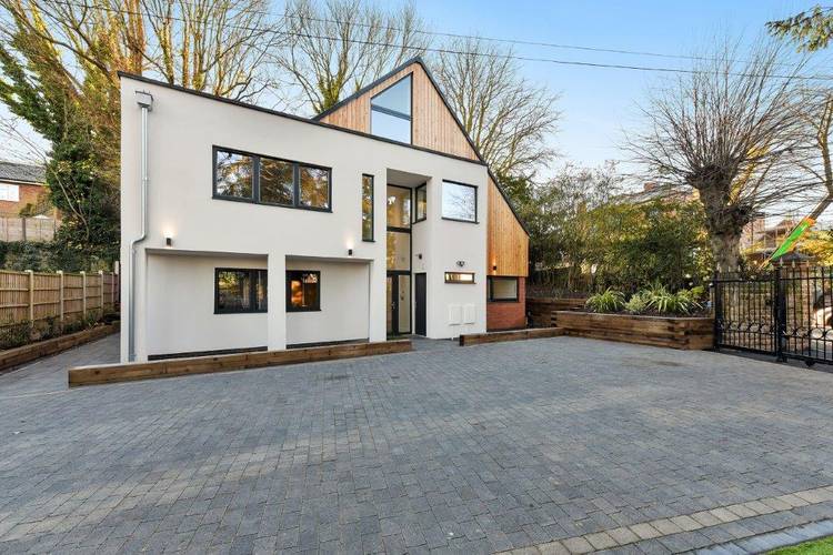 5 bedroom detached house