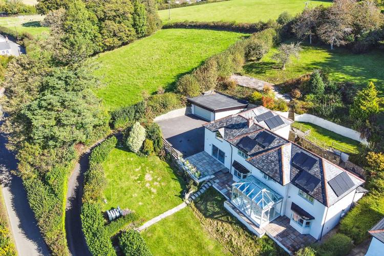 6 bedroom detached house