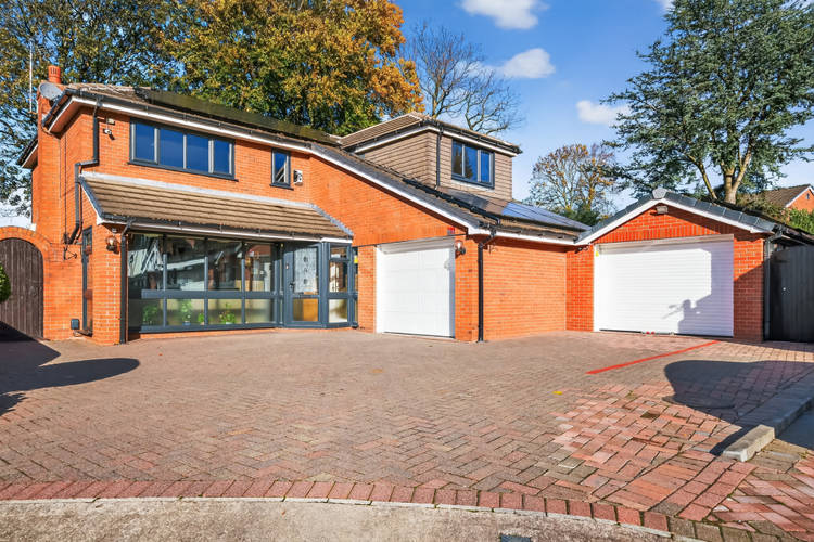5 bedroom detached house