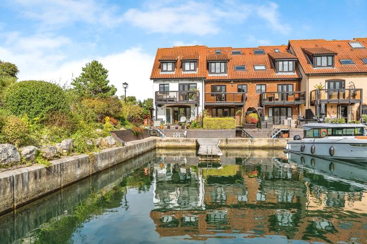 3 bedroom end of terrace house