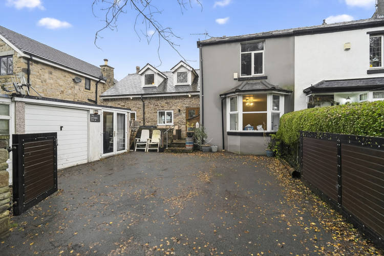 5 bedroom detached house