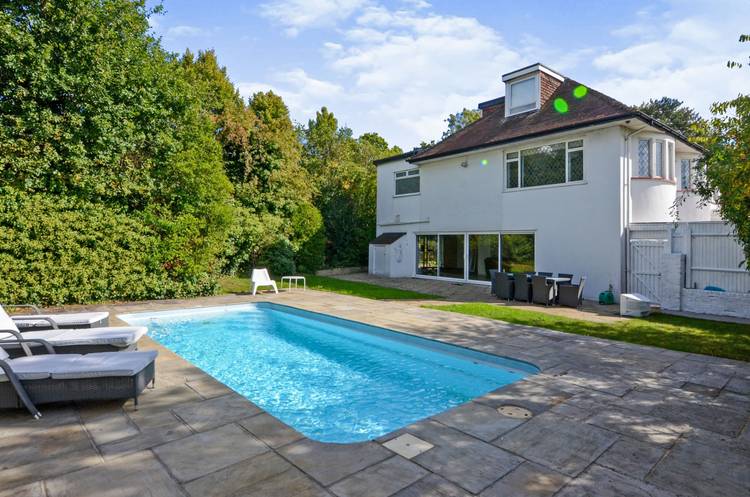 7 bedroom detached house