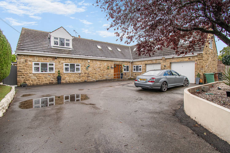 5 bedroom detached house