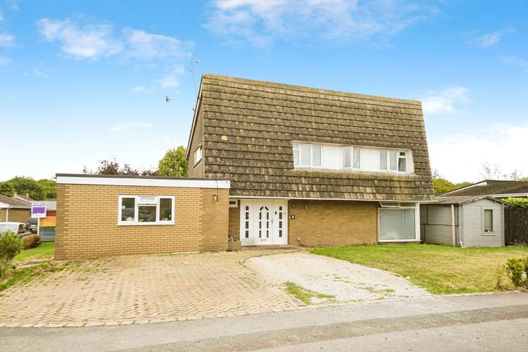 5 bedroom detached house