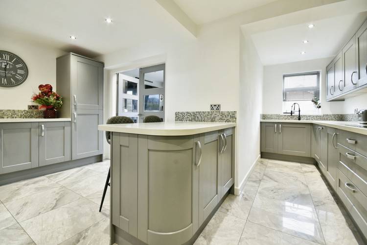 4 bedroom link detached house