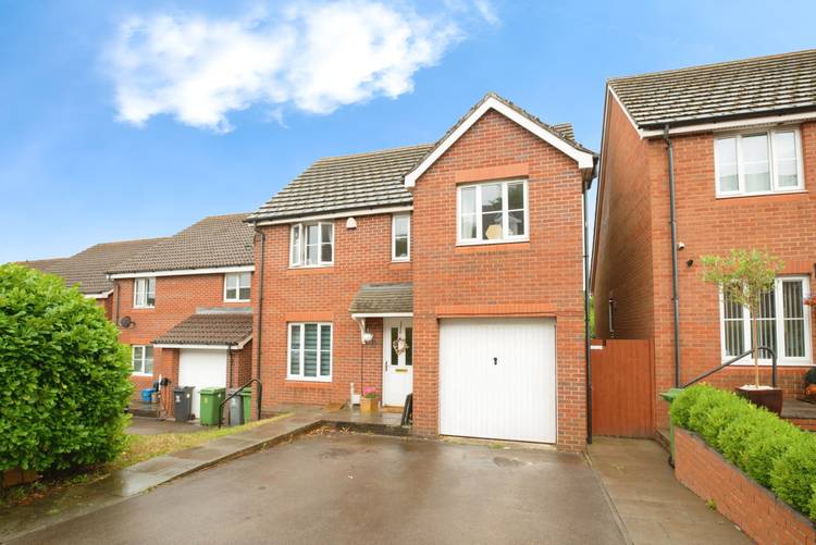 5 bedroom detached house