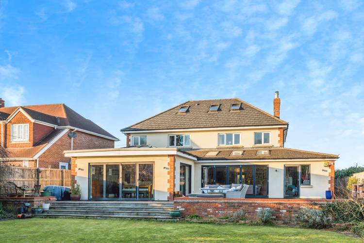 6 bedroom detached house