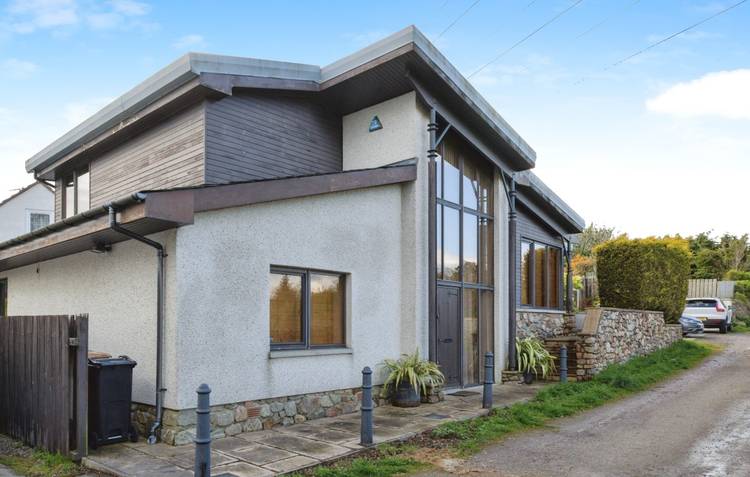 2 bedroom detached house