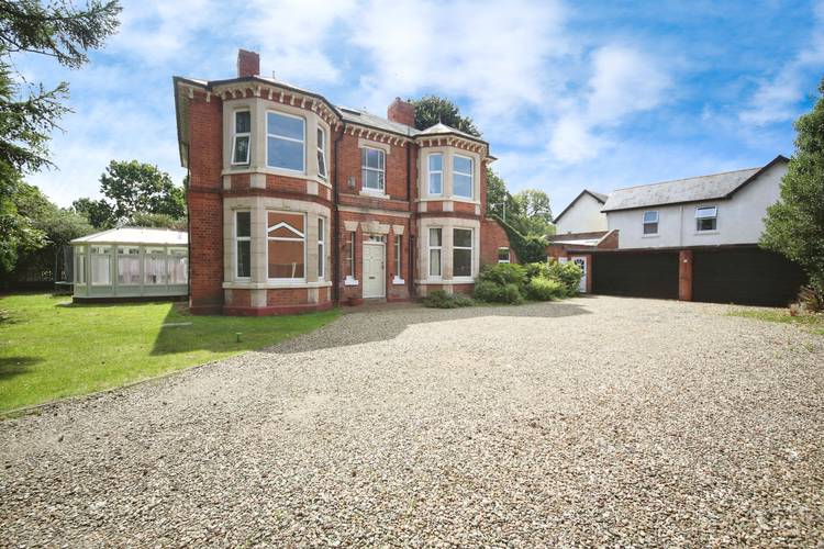 6 bedroom detached house