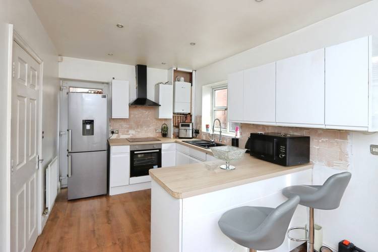 6 bedroom detached house