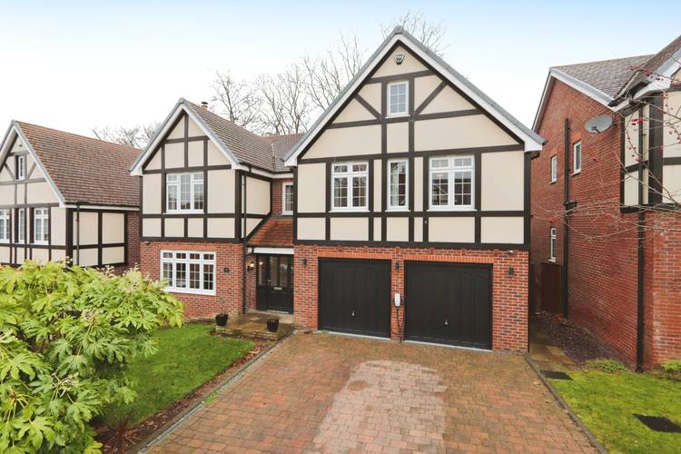 5 bedroom detached house