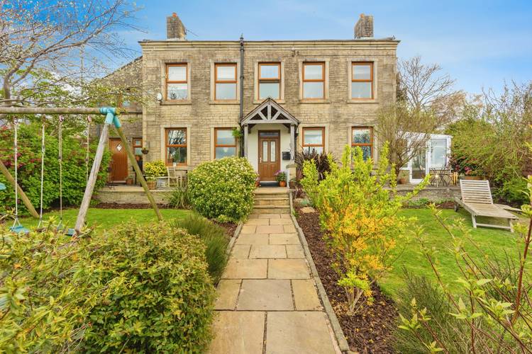 5 bedroom detached house