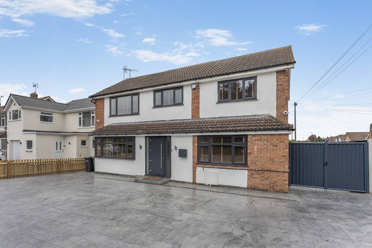 5 bedroom detached house
