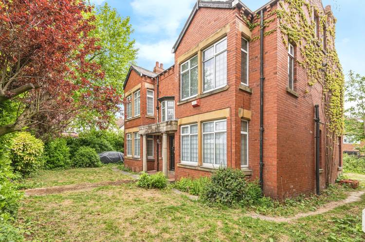 5 bedroom detached house