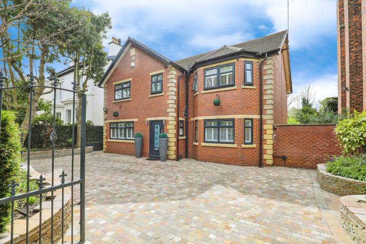 5 bedroom detached house